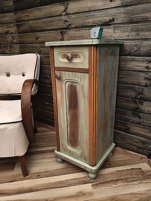 Vintage skrinka s patinou – nočný stolík v zelenej farbe