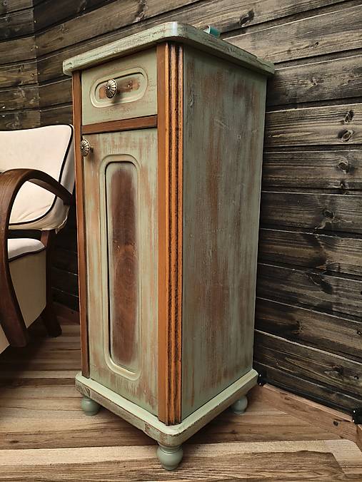 Vintage skrinka s patinou – nočný stolík v zelenej farbe
