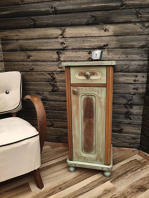 Vintage skrinka s patinou – nočný stolík v zelenej farbe