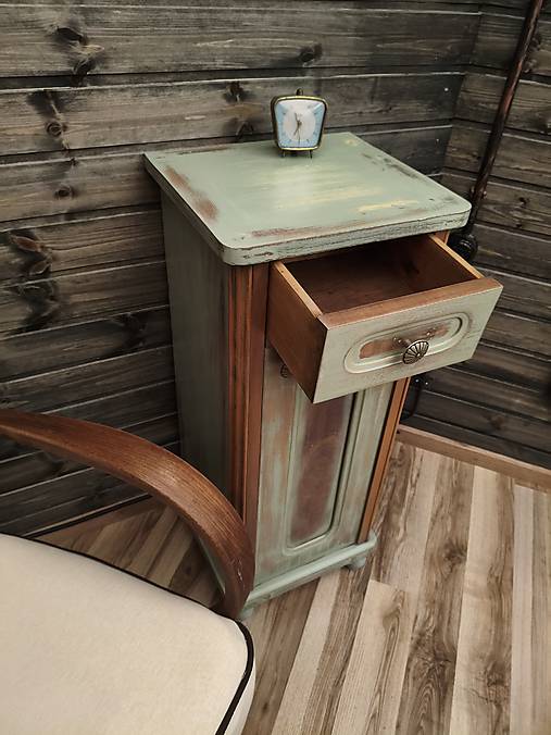 Vintage skrinka s patinou – nočný stolík v zelenej farbe