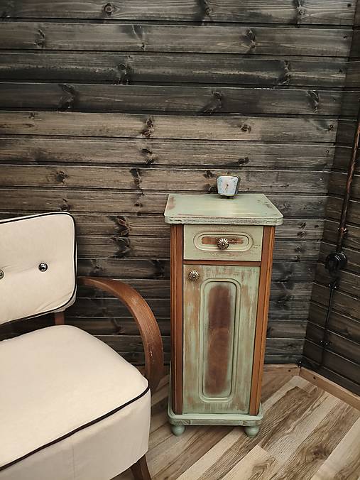 Vintage skrinka s patinou – nočný stolík v zelenej farbe