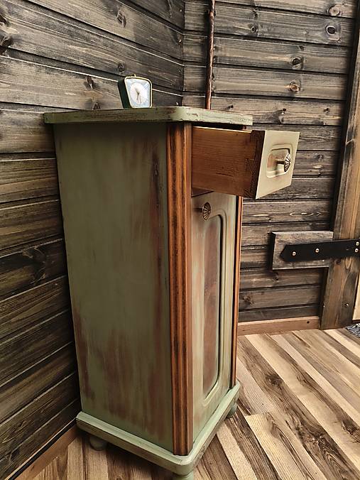 Vintage skrinka s patinou – nočný stolík v zelenej farbe