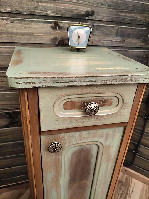 Vintage skrinka s patinou – nočný stolík v zelenej farbe