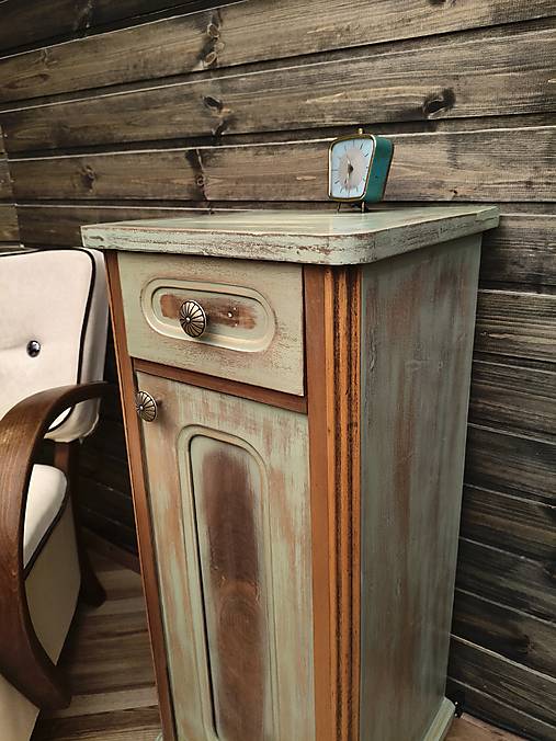 Vintage skrinka s patinou – nočný stolík v zelenej farbe