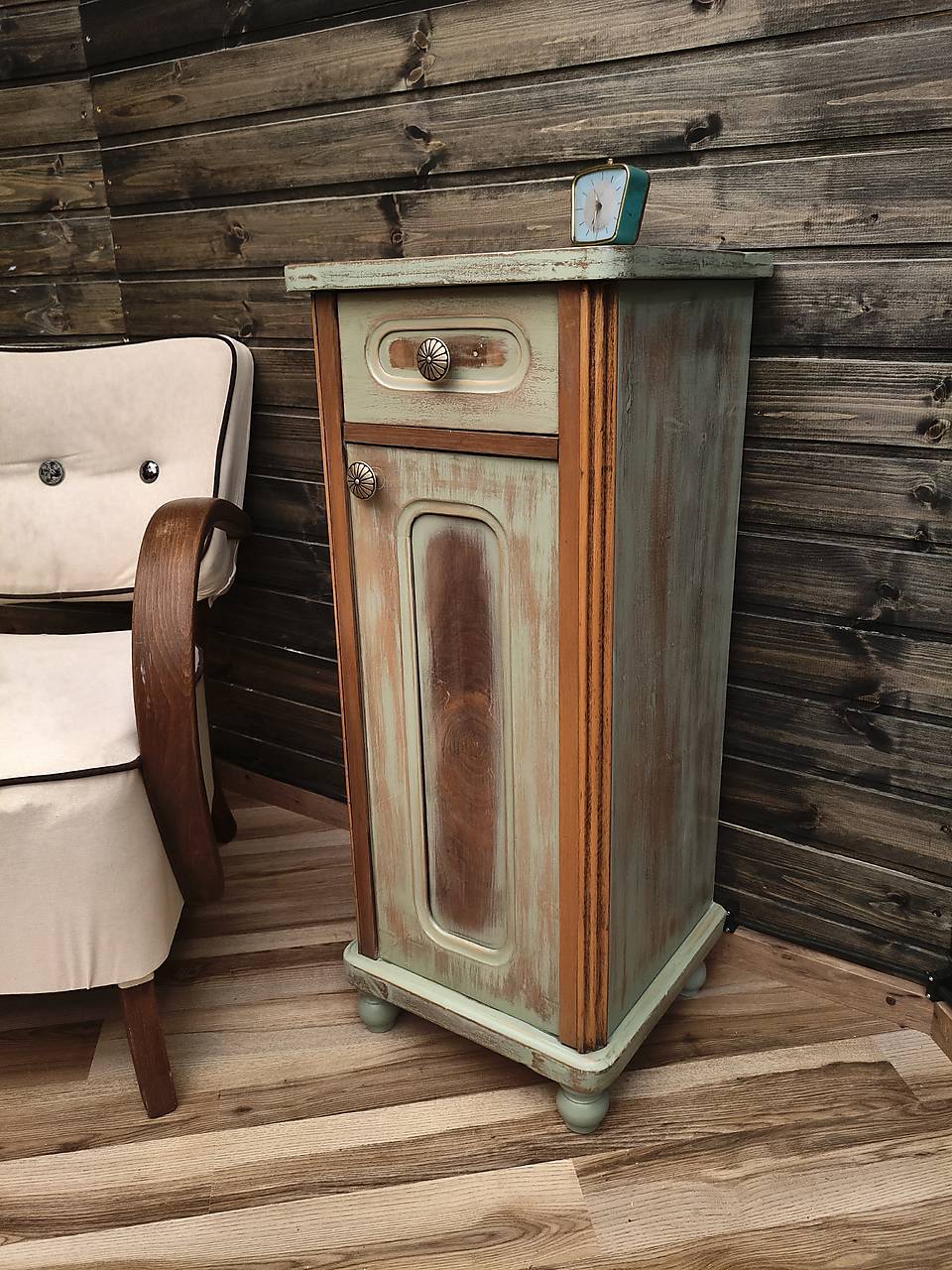 Vintage skrinka s patinou – nočný stolík v zelenej farbe