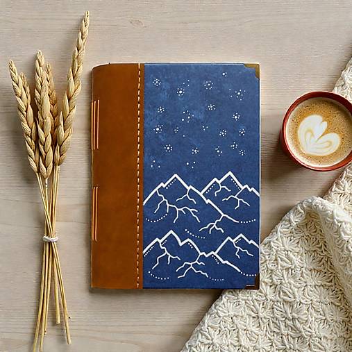 Papiernictvo - KRESLENÝ zapisník ,,Hory a noc" A5/A4 s koženým chrbtom - 18210606_