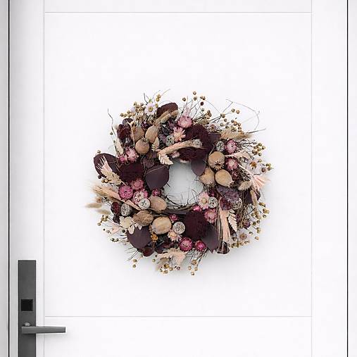 Veniec na dvere zo sušených slamienok a makovíc v bordovej farbe