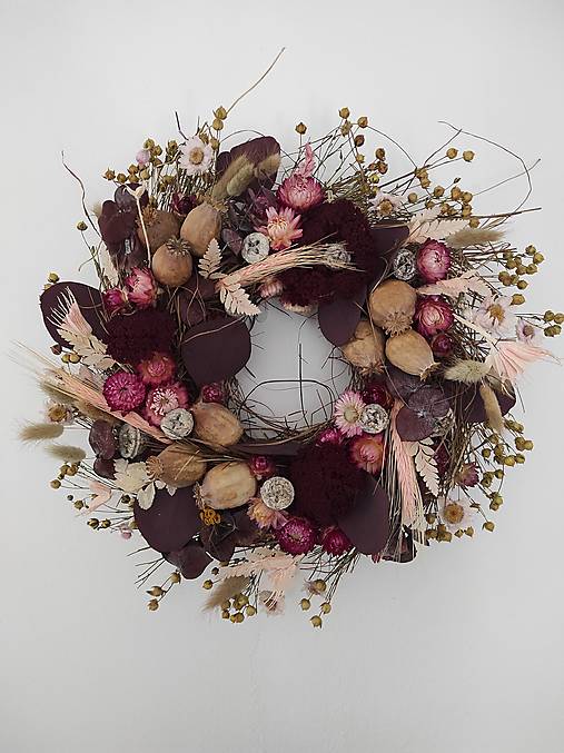 Veniec na dvere zo sušených slamienok a makovíc v bordovej farbe