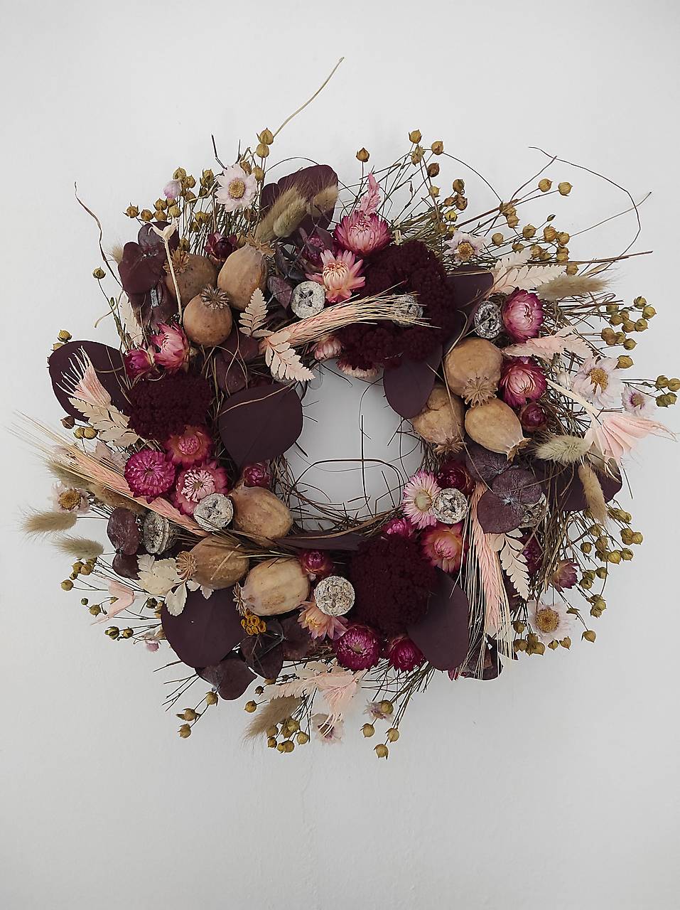 Veniec na dvere zo sušených slamienok a makovíc v bordovej farbe