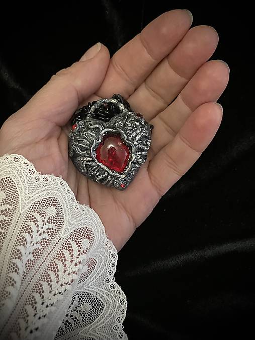 Náhrdelníky - Rozprávkový prívesok Srdce Snehulienky – gotický handmade šperk zo skla - 18210622_