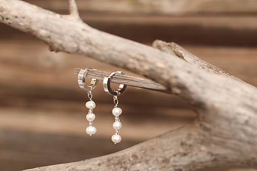 Visiace perlové náušnice