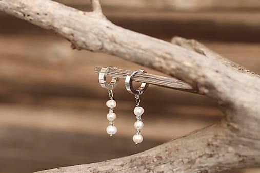 Visiace perlové náušnice