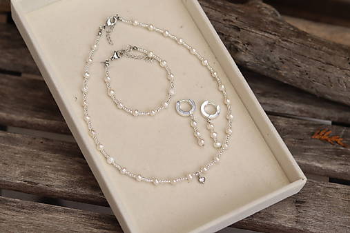 Visiace perlové náušnice