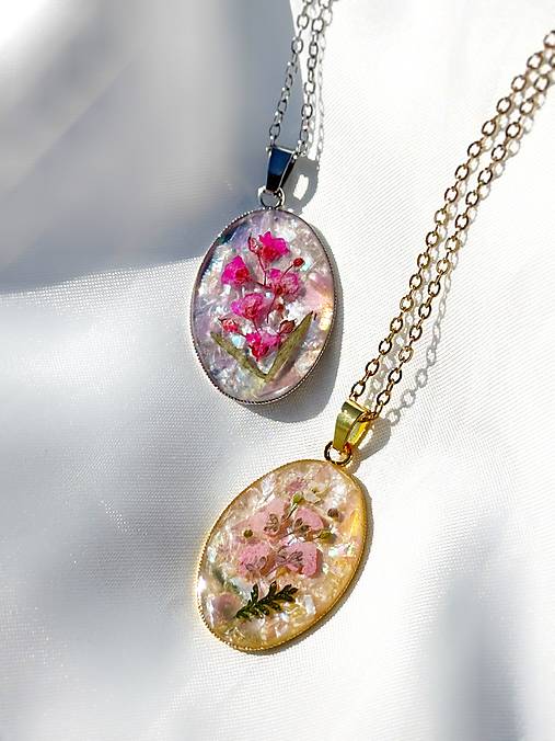 Nádherný náhrdelník s príveskom s “opálovým” podkladom a skutočnými kvetmi