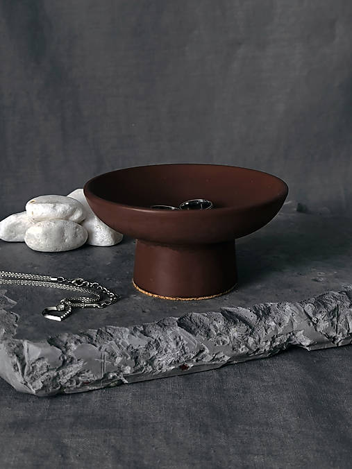 Nádoby - Bordová dekoračná miska na nožičke Serene na šperky a kľúče pre ženy - 18211107_