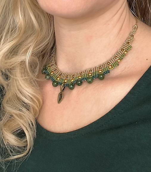 Náhrdelníky - Prírodný makramé choker so zeleným jadeitom - 18209838_