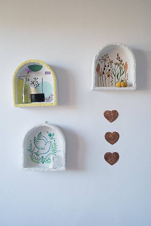 Mala ručne vyrobená polička s abstraktnym dizajnom