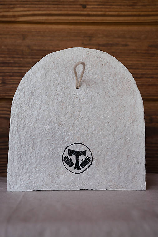 Mala ručne vyrobená polička s abstraktnym dizajnom