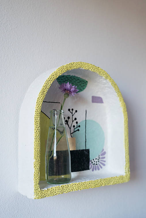 Mala ručne vyrobená polička s abstraktnym dizajnom