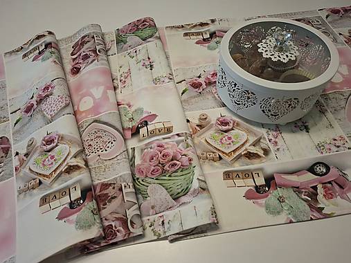 Úžitkový textil - 🌸Romantický stredový dekoračný obrus „Pinky Love“ – Vintage štýl - 18214369_