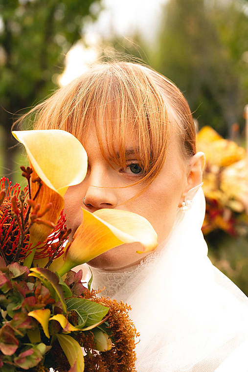 Výrazné kvetinové náušnice s riečnymi perlami (Bielo-zlaté perleťové so zlatými detailmi)