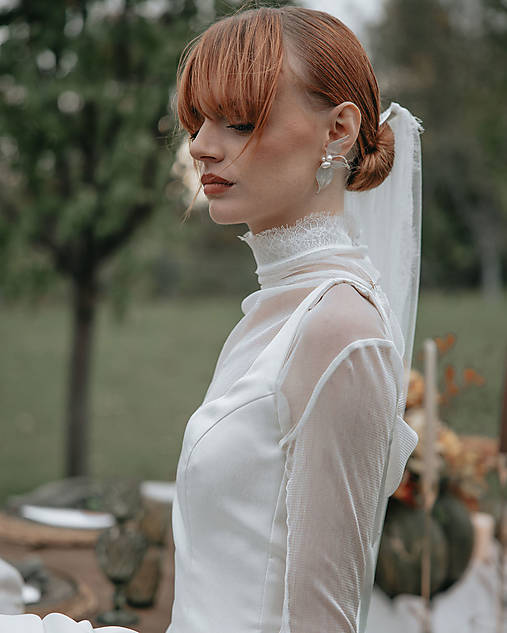 Výrazné kvetinové náušnice s riečnymi perlami (Bielo-zlaté perleťové so zlatými detailmi)