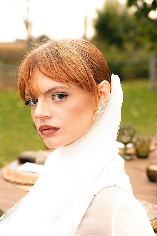 Výrazné kvetinové náušnice s riečnymi perlami (Bielo-zlaté perleťové so zlatými detailmi)