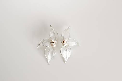 Výrazné kvetinové náušnice s riečnymi perlami (Bielo-strieborné)