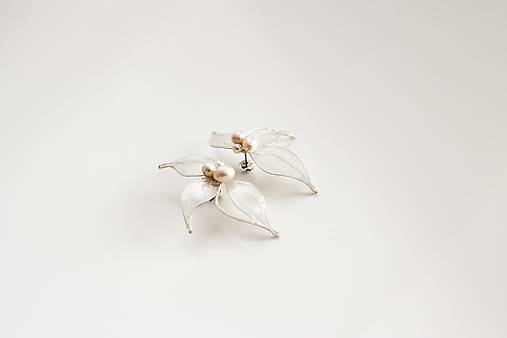 Výrazné kvetinové náušnice s riečnymi perlami (Bielo-strieborné)