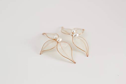 Výrazné kvetinové náušnice s riečnymi perlami (Bielo-zlaté)