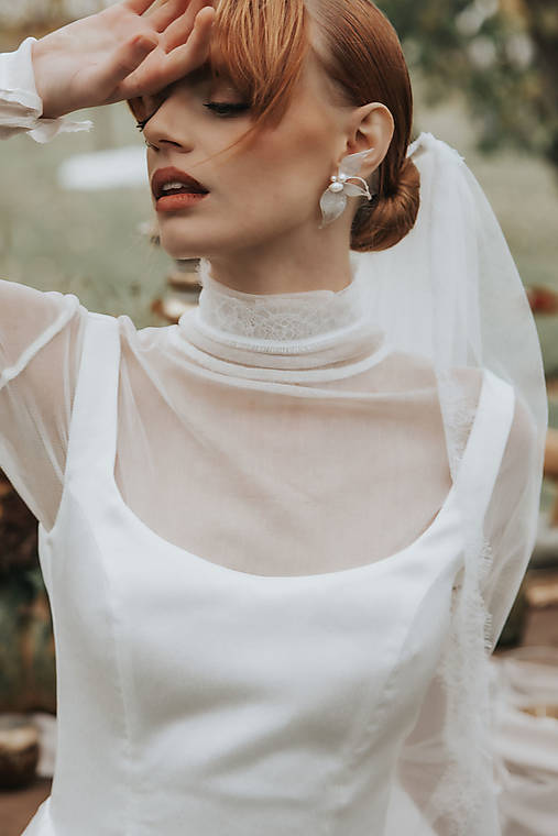 Výrazné kvetinové náušnice s riečnymi perlami (Bielo-strieborné)