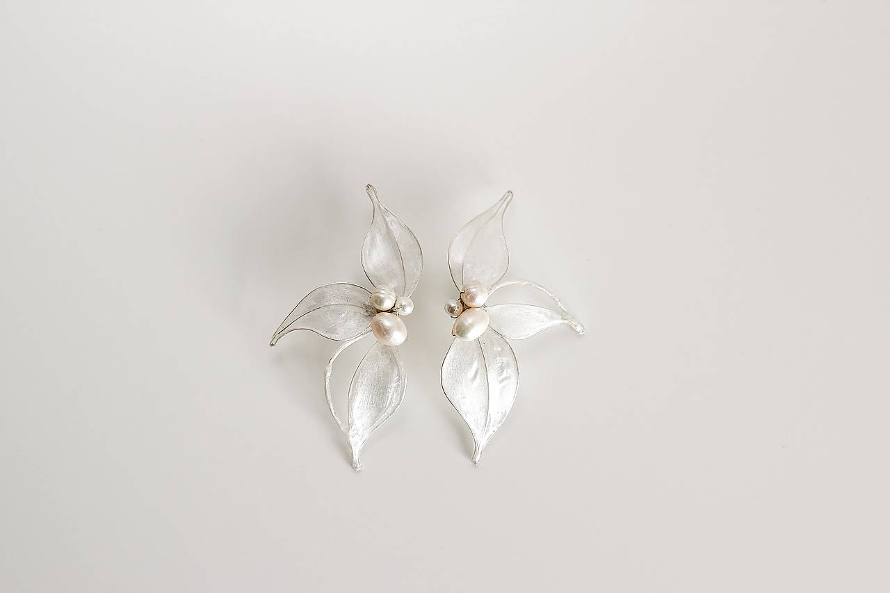 Výrazné kvetinové náušnice s riečnymi perlami (Bielo-strieborné)