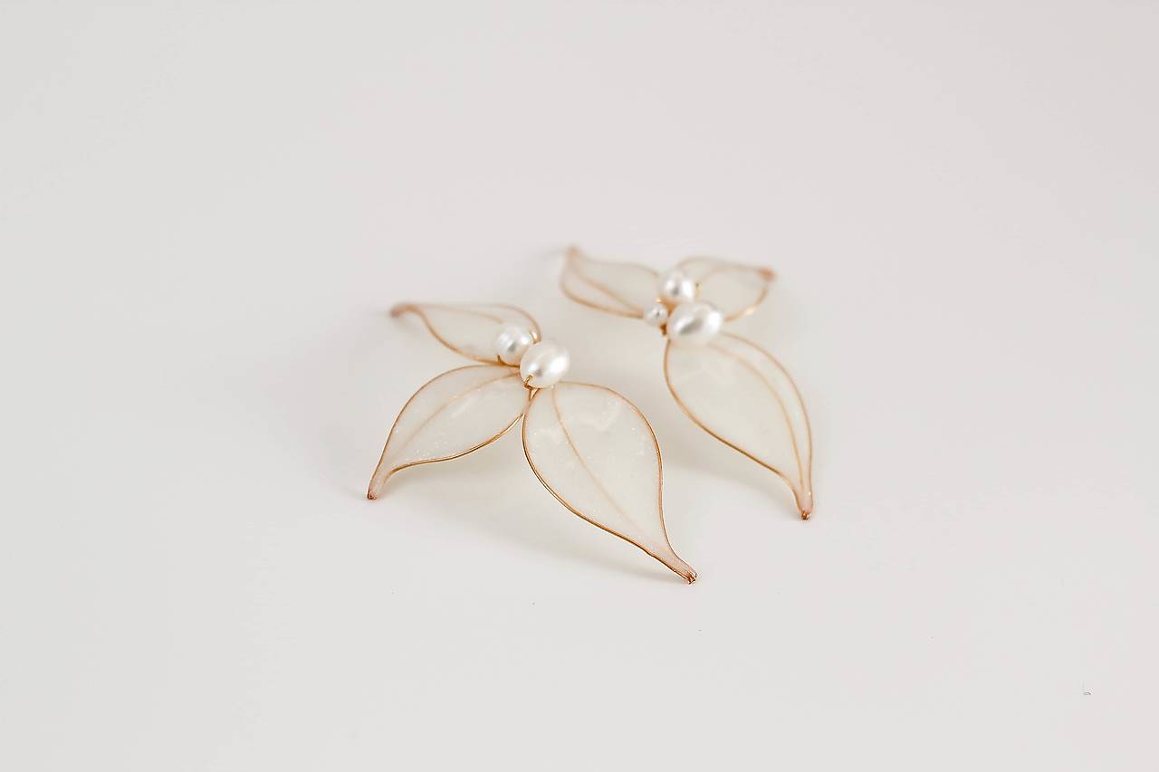 Výrazné kvetinové náušnice s riečnymi perlami (Bielo-zlaté)