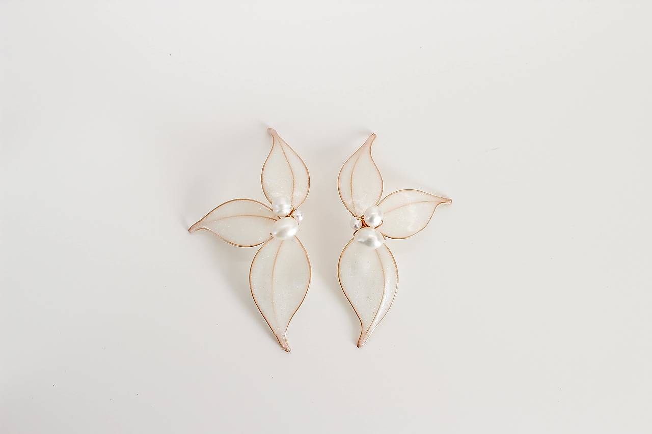 Výrazné kvetinové náušnice s riečnymi perlami (Bielo-zlaté)