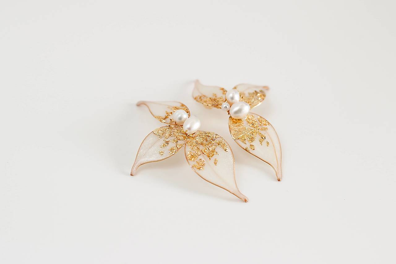 Výrazné kvetinové náušnice s riečnymi perlami (Bielo-zlaté perleťové so zlatými detailmi)