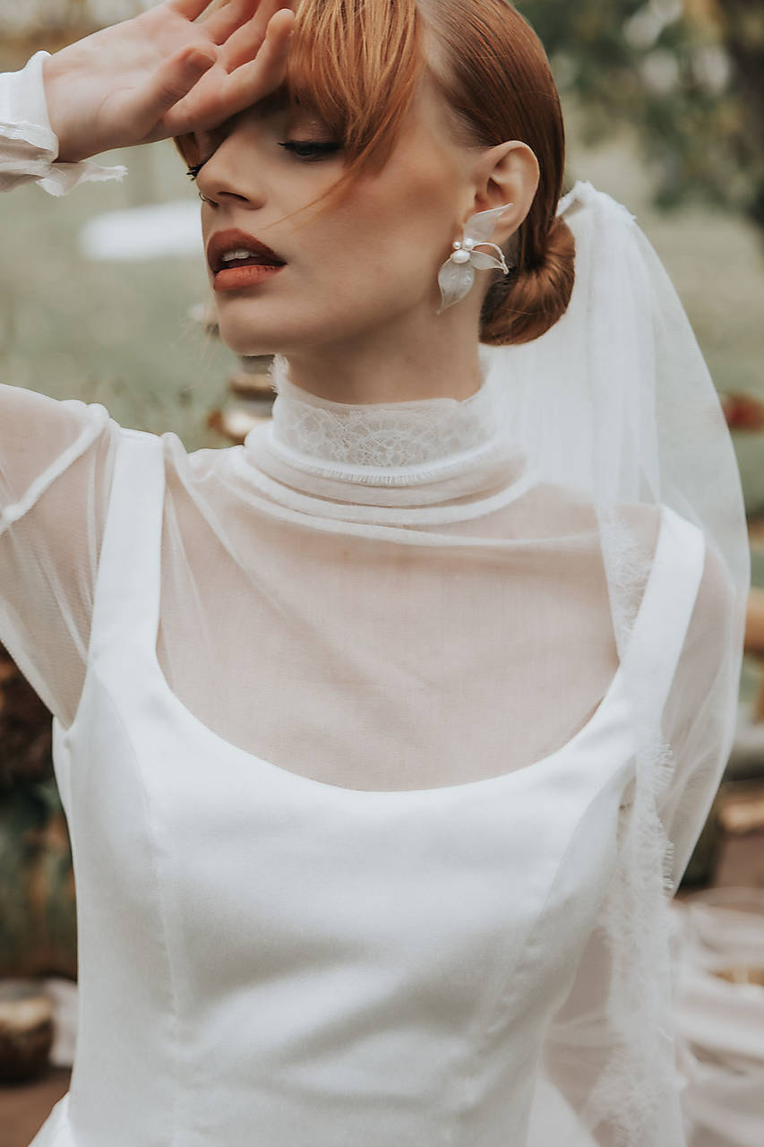 Výrazné kvetinové náušnice s riečnymi perlami (Bielo-strieborné)