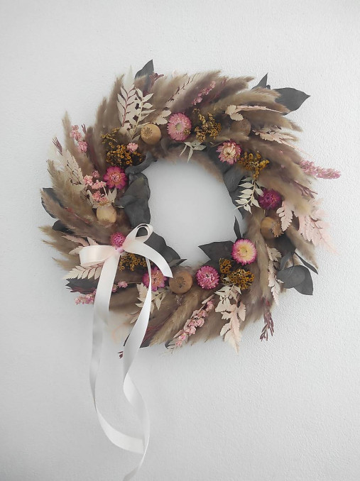 Ružový veniec zo sušených tráv a kvetov na dvere