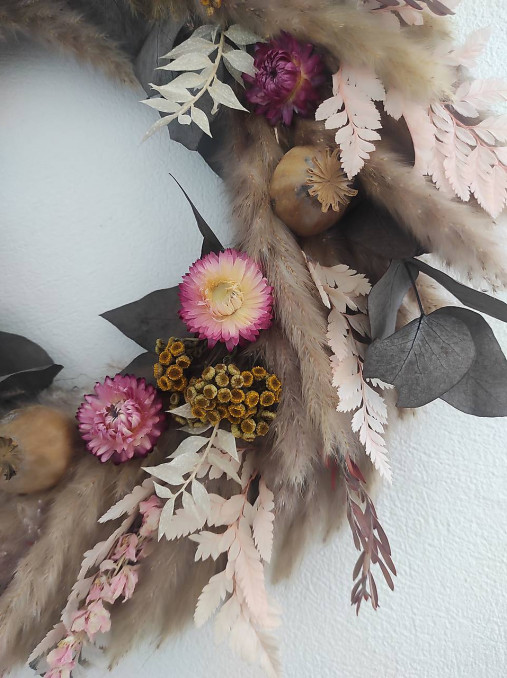 Ružový veniec zo sušených tráv a kvetov na dvere