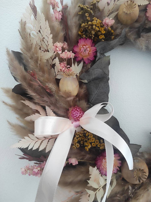 Ružový veniec zo sušených tráv a kvetov na dvere