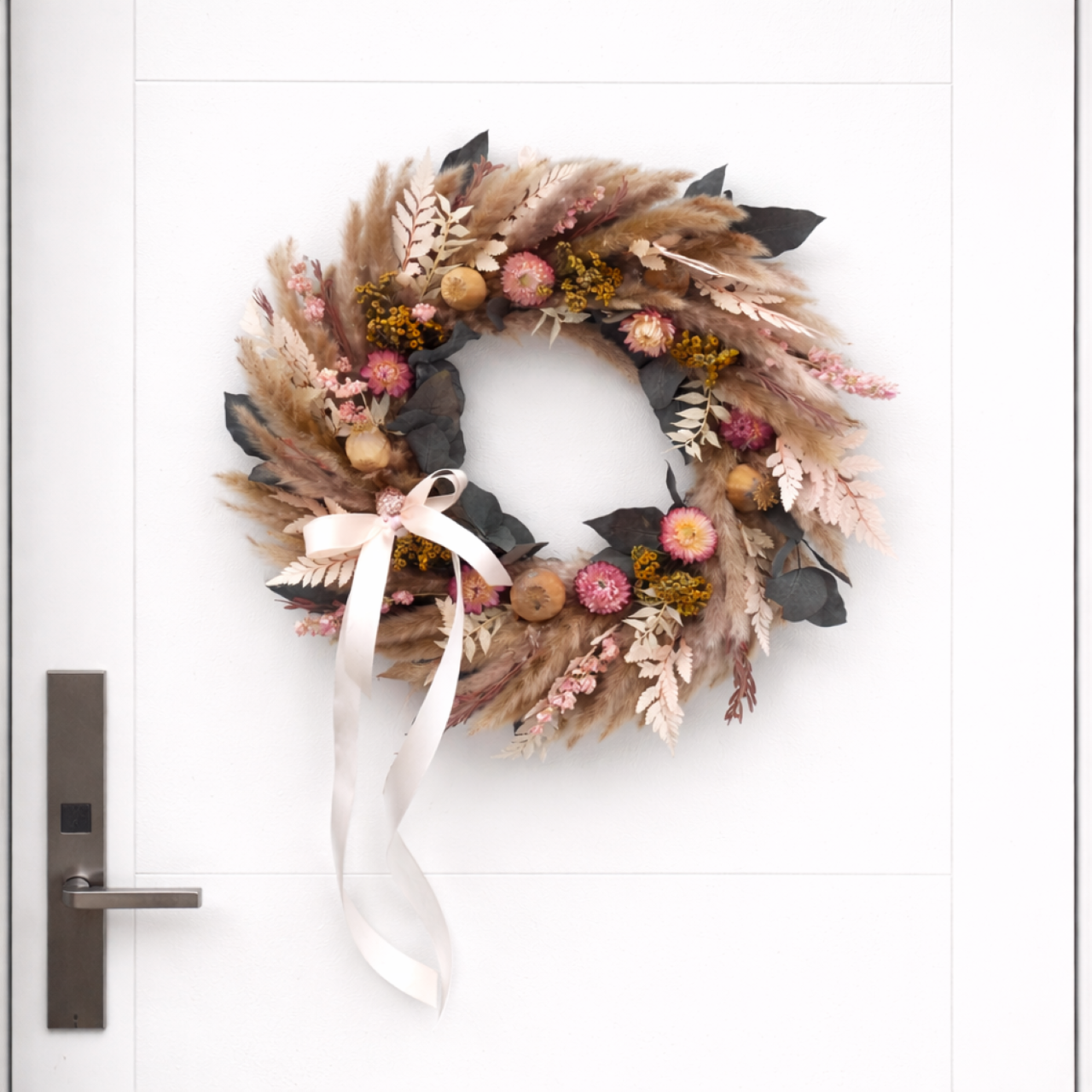 Ružový veniec zo sušených tráv a kvetov na dvere