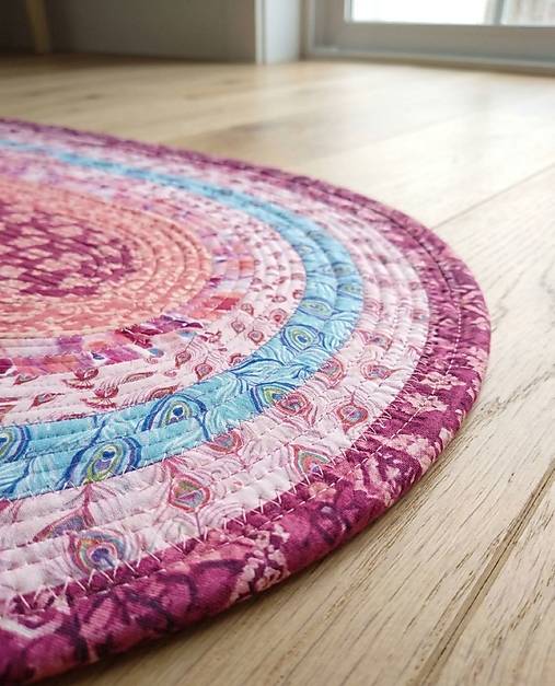 Ružový ručne šitý koberec Jelly-Roll – Peacock Paradise