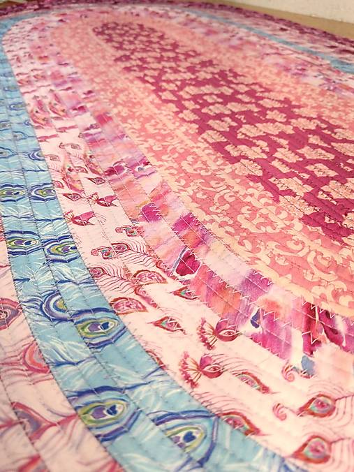 Ružový ručne šitý koberec Jelly-Roll – Peacock Paradise