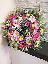 Dekorácie - Kvetinovy veniec farebny 40cm - 18217724_