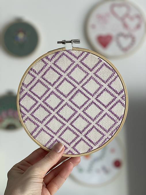 Dekorácie - Levanduľová harmónia krížikov – ručná krížiková výšivka v bambusovom kruhu - 18216876_