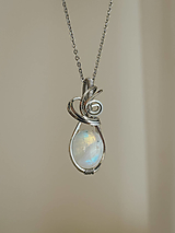 Náhrdelníky - Prívesok s dúhovým mesačným kameňom - 18217695_