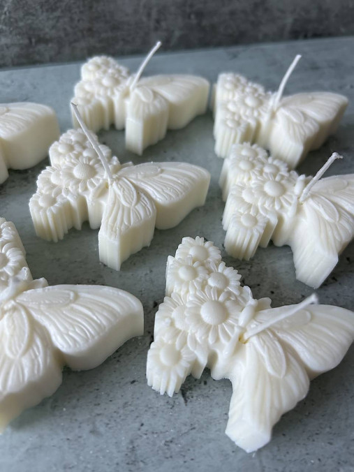 Darčeky pre svadobčanov - Svadobná sviečka - Kvetinový motýľ - 18217171_