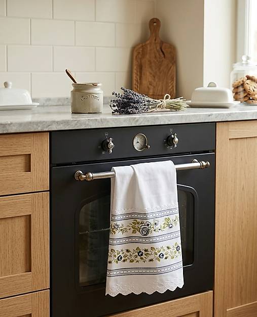 Kuchynská utierka bavlnená 45 × 70 cm – vidiecky vintage štýl, modré a sivé kvety, madeira, čipka, dekorácia do kuchyne