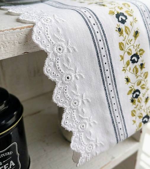 Kuchynská utierka bavlnená 45 × 70 cm – vidiecky vintage štýl, modré a sivé kvety, madeira, čipka, dekorácia do kuchyne