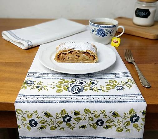 Kuchynská utierka bavlnená 45 × 70 cm – vidiecky vintage štýl, modré a sivé kvety, madeira, čipka, dekorácia do kuchyne