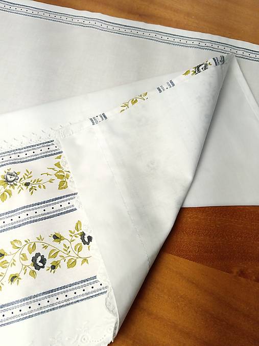 Kuchynská utierka bavlnená 45 × 70 cm – vidiecky vintage štýl, modré a sivé kvety, madeira, čipka, dekorácia do kuchyne